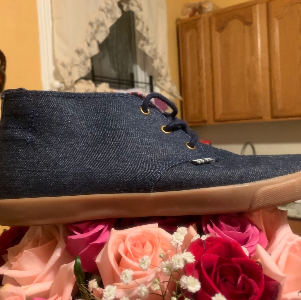 Sneakers - Picture 2 of 6